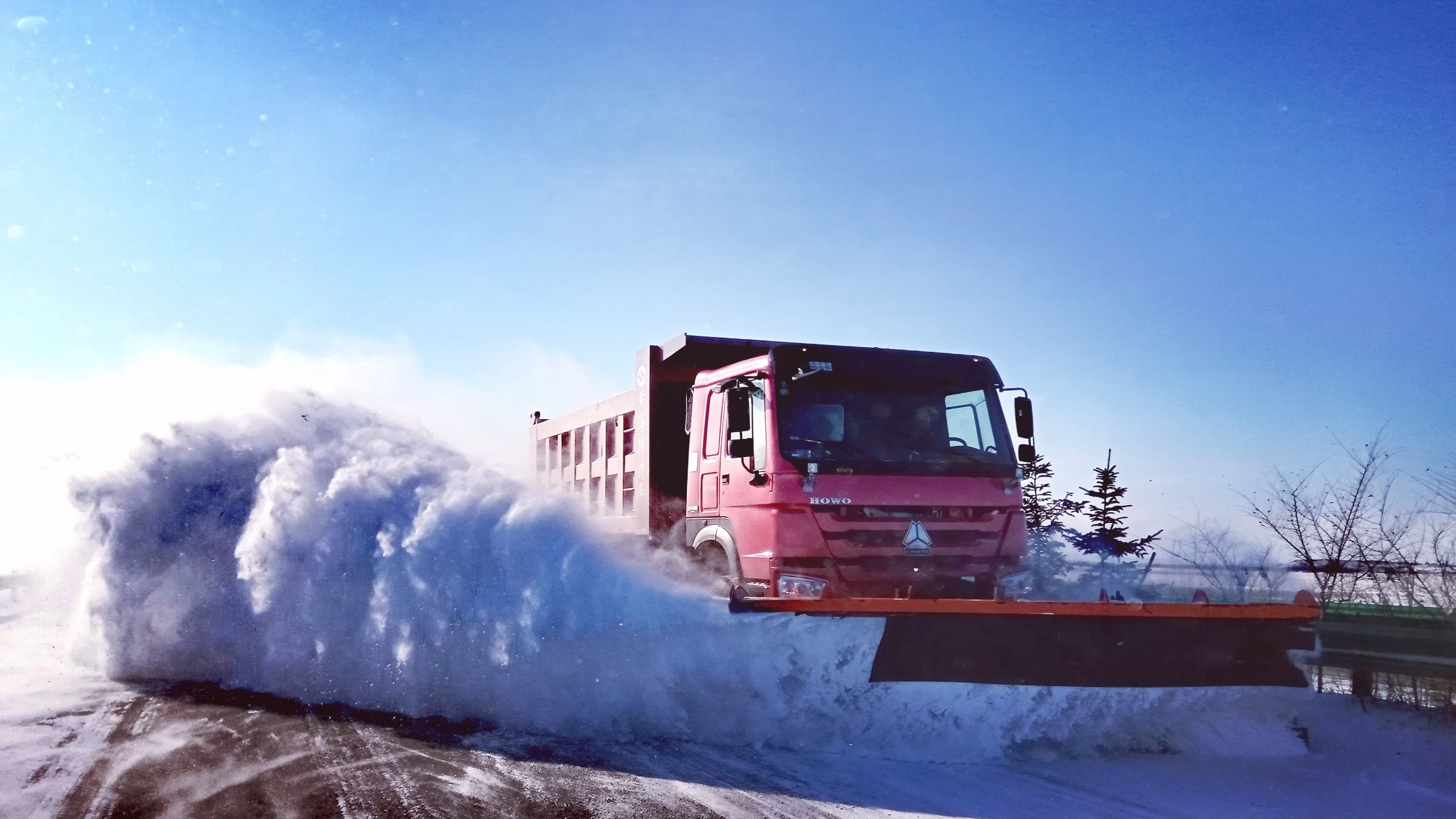 呼伦贝尔市交通运输局全力应对2023年首场降雪