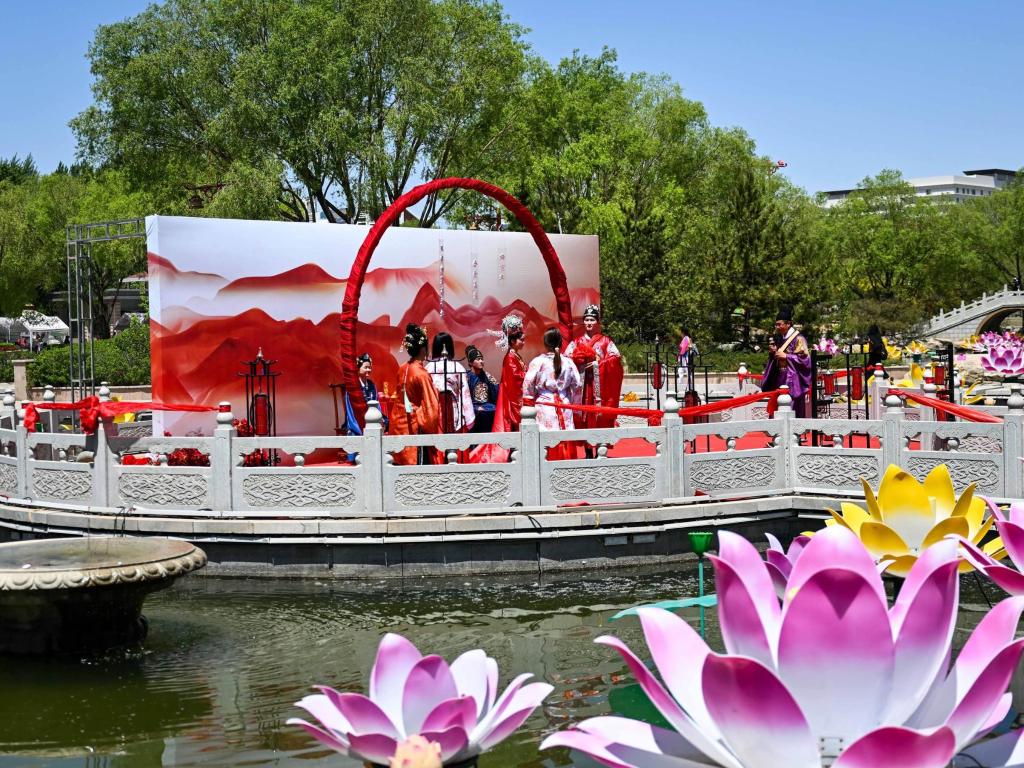 内蒙古暖意盎然迎旅游旺季