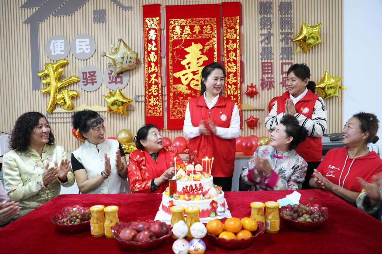 内蒙古扎兰屯：银龄互助 情暖重阳