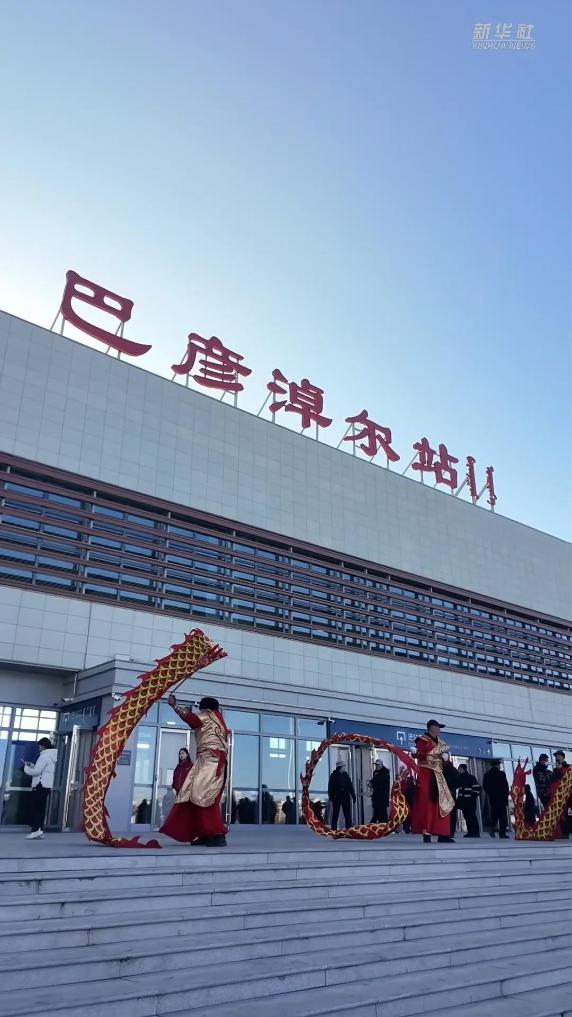 在巴彦淖尔 庆祝包银高铁开通