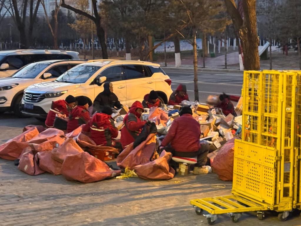 新春走基层｜一件包裹，一份牵挂，一路坚守