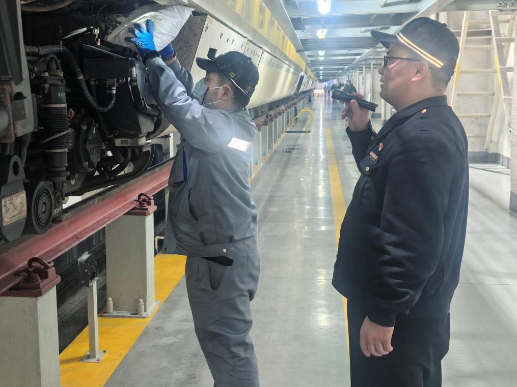 深夜 “喂砂人” 他们在给动车穿“防滑鞋”