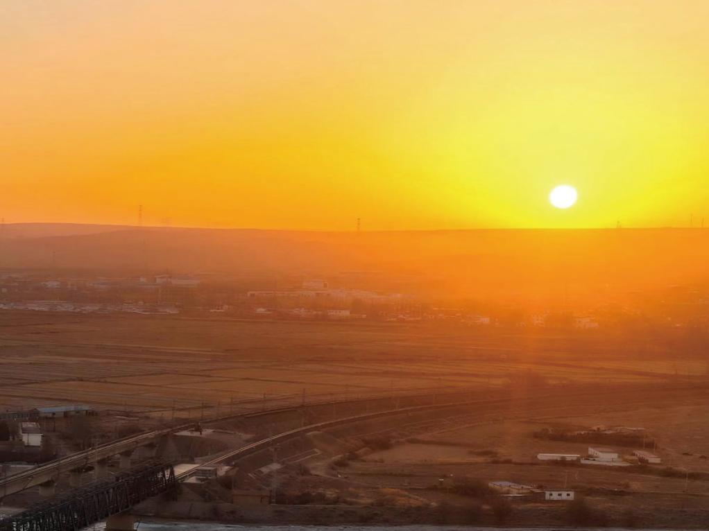 旭日初升 一桥飞架 内蒙古巴彦淖尔市
