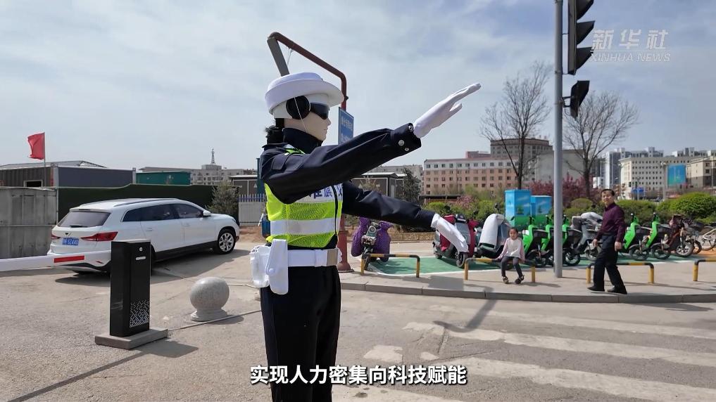 探索机器人交警上岗执勤