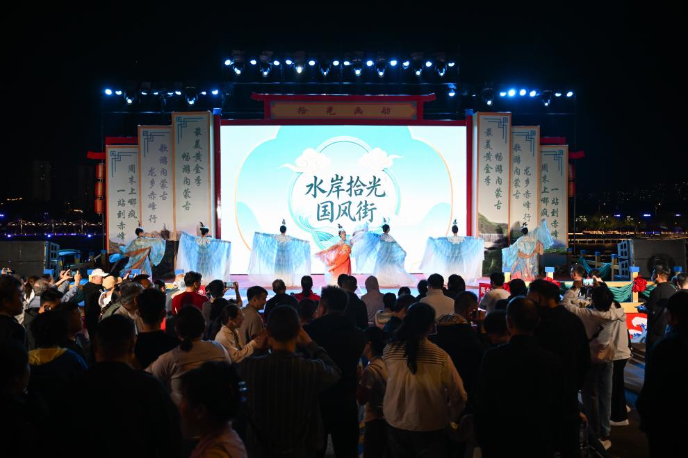 内蒙古赤峰市：特色街区点亮夜经济