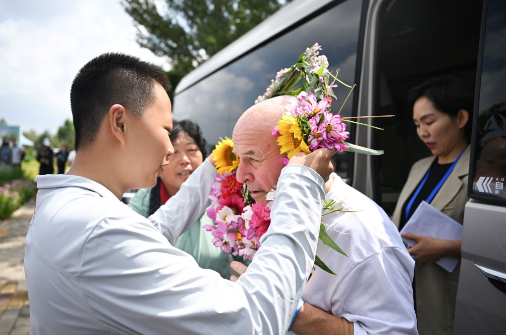 “赛考斯”来到殷玉珍的沙海之家