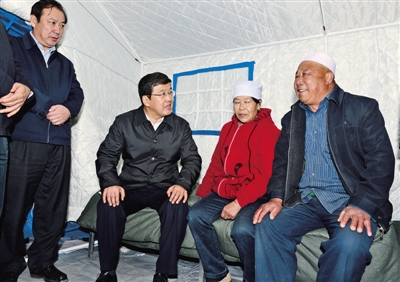 到达灾区后,他分别来到上滩嘎查李文明家,联合嘎查马晓燕家和巴彦木仁