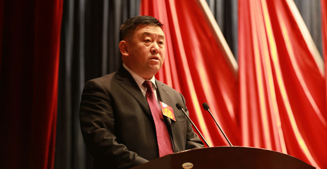 旗委副书记、政府代旗长额登毕力格作《政府工作报告》