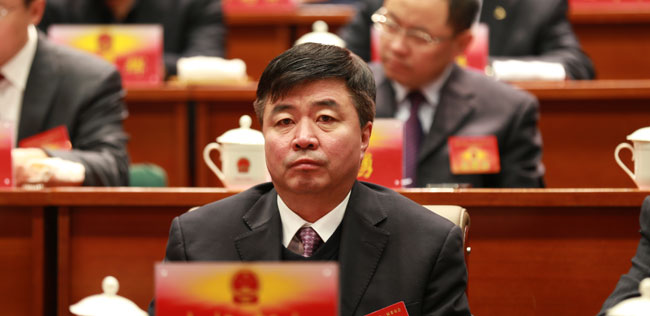 旗人大常委会主任生格都仁在主席台就座