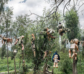 西安霸气机车宽阔震撼 车模座椅上凹造型