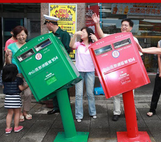 台北两邮筒被<em>台风吹</em>歪 成市民拍照景点_图片频