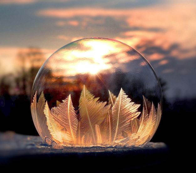  镜头中 的 冰冻肥皂泡  精致如魔法水晶球_图片频