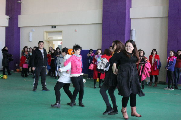 東風路小學舉行慶“三八”女職工活動