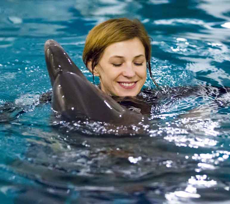 克里米亚美女 检察官与海豚互动  显少女心_图片