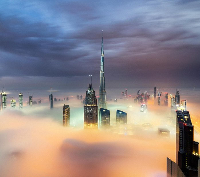迪拜摩天大楼被云雾笼罩 唯美似天空之城