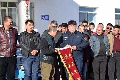 达茂旗出租车司机为运管所送锦旗