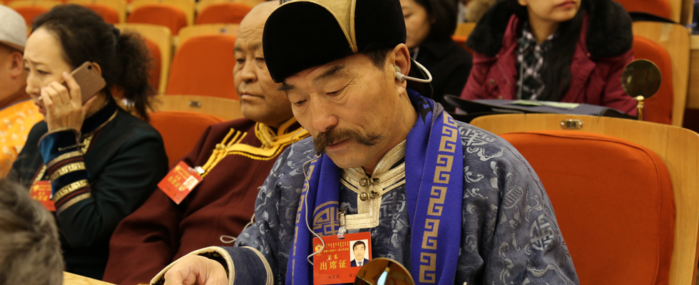 政協委員在會內蒙古自治區政協十一屆五次會議上閱讀政協工作報告
