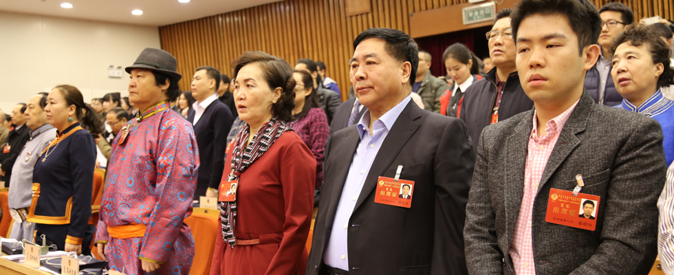 政協委員在內蒙古自治區政協十一屆五次會議開幕時唱國歌