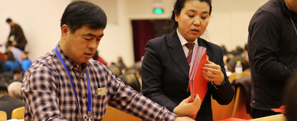 監票人在內蒙古自治區政協十一屆五次會議上整理委員選票