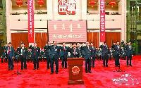 新当选的自治区人大常委会主任李纪恒向宪法宣誓