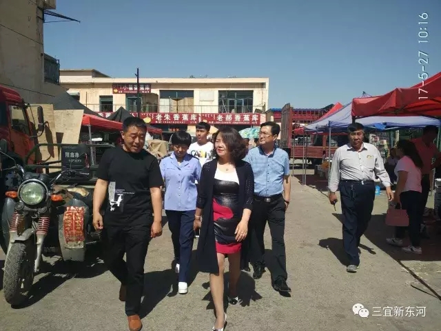 东河区副区长石丽娜带队检查农贸市场节日期间安全生产工作