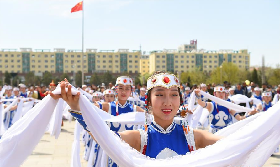 内蒙古群众庆“双节”