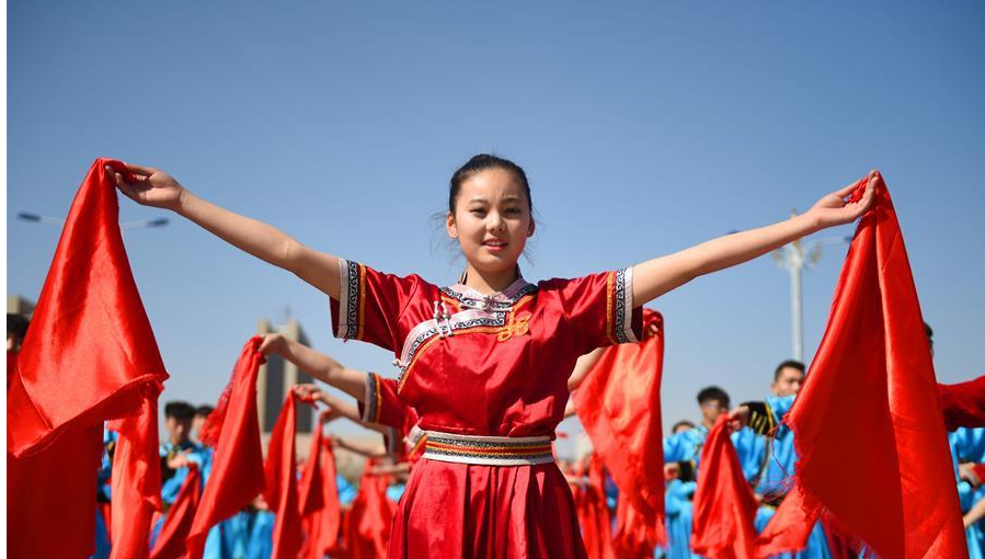 内蒙古：群众文体迎大庆