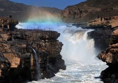 “霓虹戏水”壮美景象