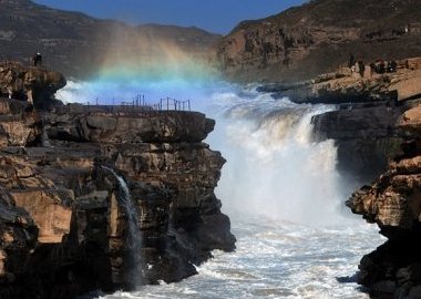 “霓虹戲水”壯美景象