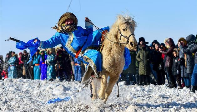 银色冰雪那达慕