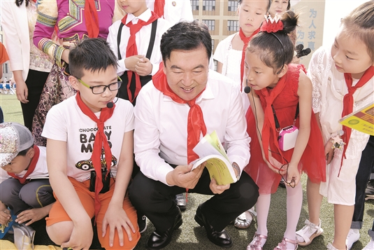 张院忠与市蒙古族学校少年儿童共度&ldquo;六一&rdquo;