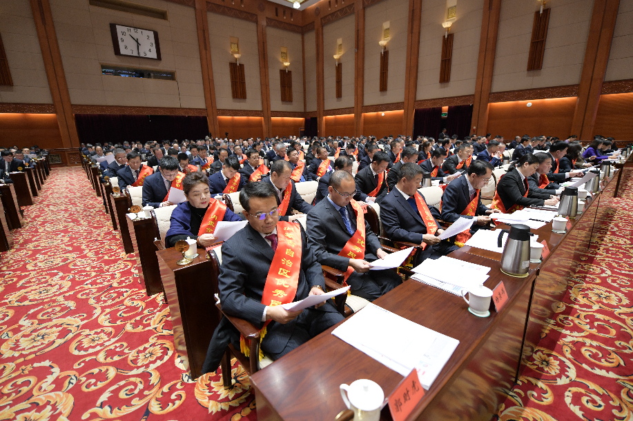 内蒙古自治区党委办公厅 自治区人民政府办公厅关于表彰自治区优秀民营企业的决定