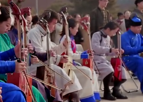 内蒙古各族学子纵情高歌《我和我的祖国》