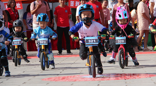 准格尔旗举办首届儿童滑步车竞速赛