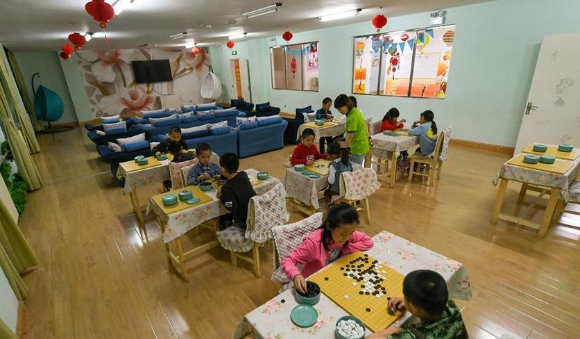 儿童福利院里的“夜间课堂”