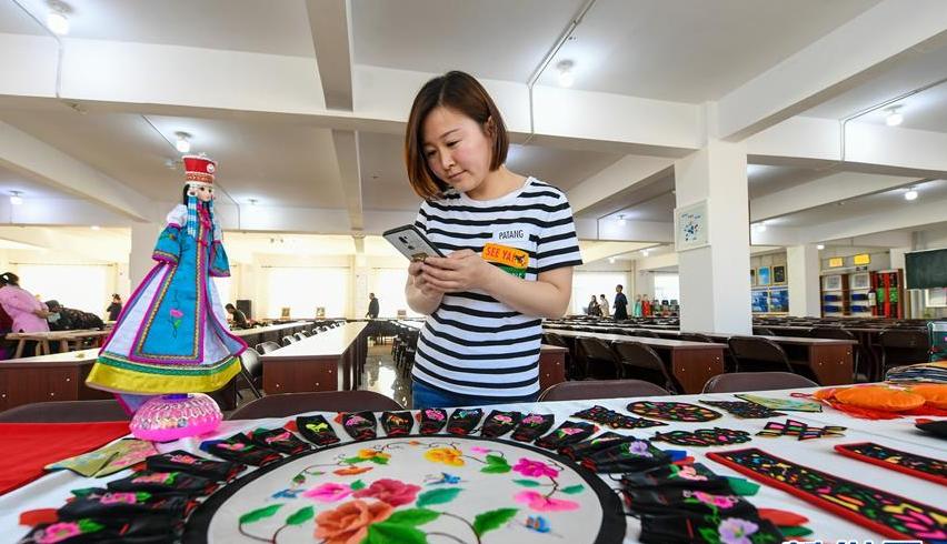 “刺繡車間”織就五彩脫貧路