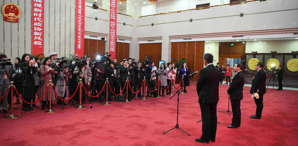 内蒙古自治区政协十二届三次会议委员通道开启