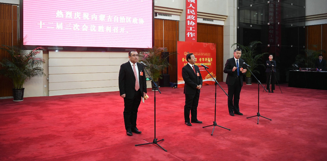 政协委员回答记者提问