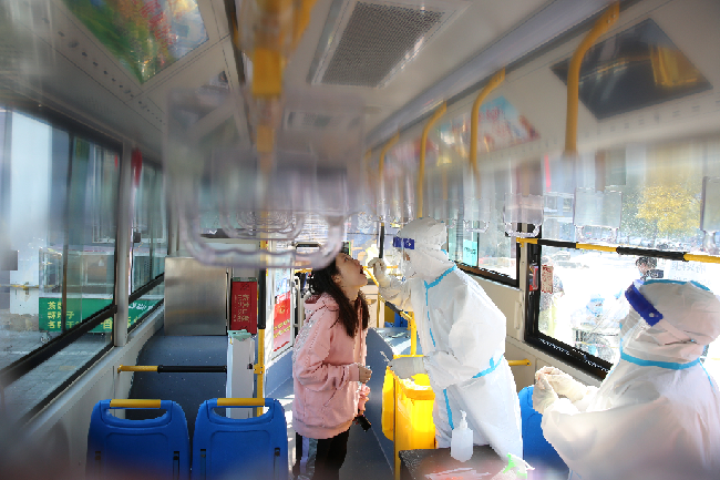 呼和浩特：400辆公交车“变身”核酸检测点