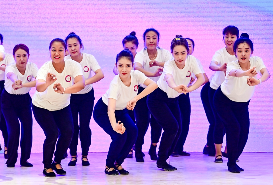内蒙古呼和浩特：教师炫舞 展现素养