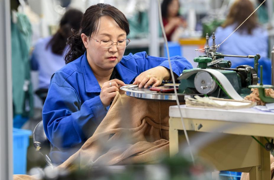 内蒙古鄂尔多斯：羊绒制品加工忙