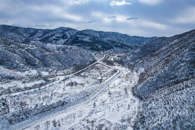 春雪有奇景 霧凇現山中