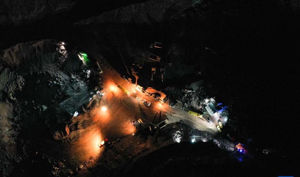 直击内蒙古阿拉善盟新井煤业露天矿坍塌事故救援现场