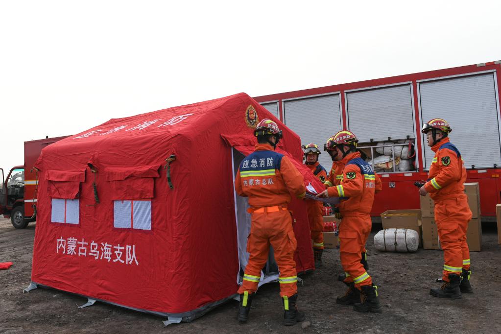 内蒙古阿拉善盟露天矿坍塌事故：救援力量现场集结
