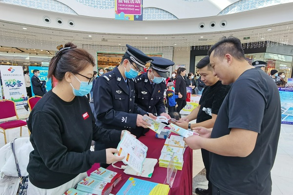 满洲里市公安局开展打击食品药品违法犯罪宣传活动