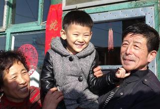 抢镜李克强的光屁股小孩穿新衣过大年