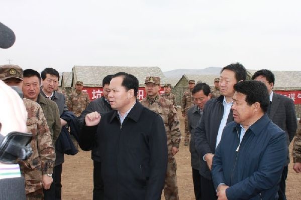 王学丰看望义务植树北京军区官兵