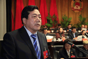 政协主席吕瑞亨作《政协鄂托克旗第十三届委员会常务委员会工作报告》