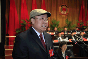 政协副主席包金山作《政协鄂托克旗第十三届委员会常务委员会关于政协二次会议以来提案工作情况的报告》