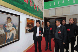 政协委员参观敖特根毕力格油画展